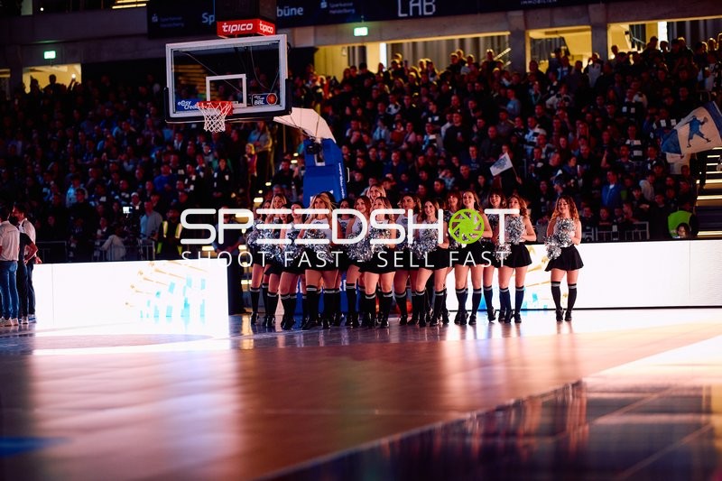 Halbzeitshow mit Cheerleadern