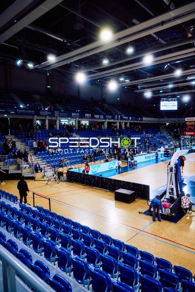 Das Bild zeigt eine fast leere Sporthalle ohne aktiv stattfindendes Spiel.