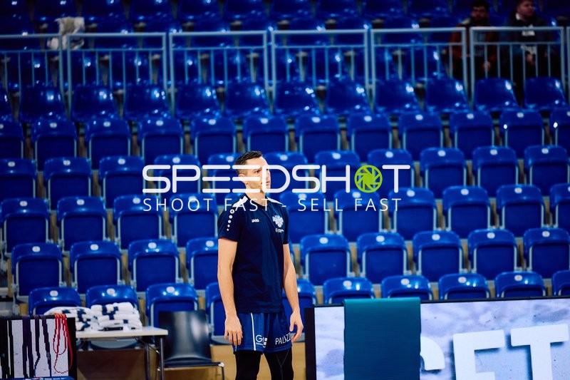 Spieler wartet auf dem Spielfeld