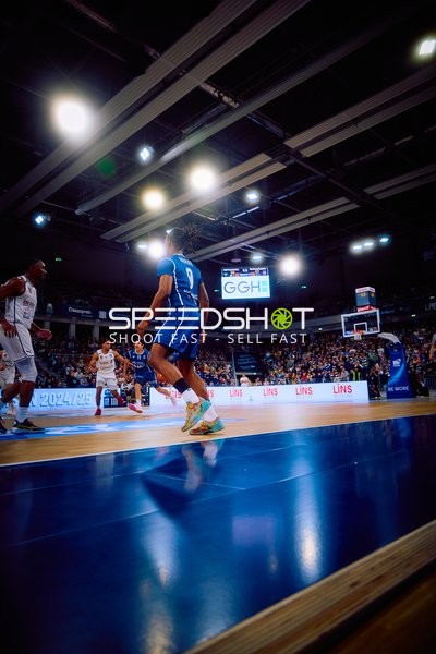 Ein Spieler von Brose Bamberg läuft in Richtung Korb.