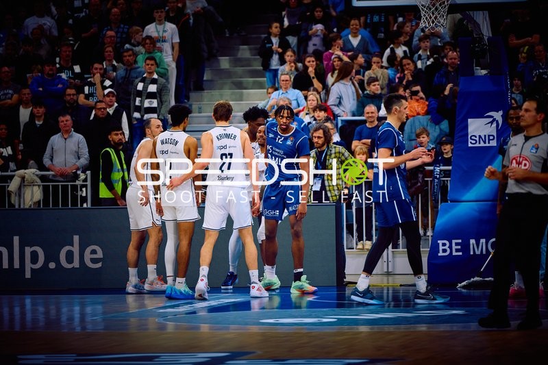 Spieler diskutieren während des Spiels.