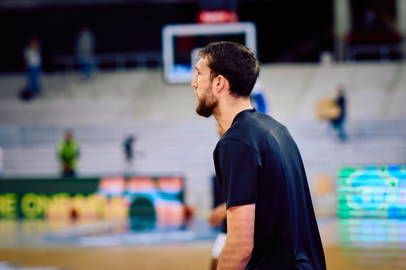 Spieler betrachtet das Spielfeld