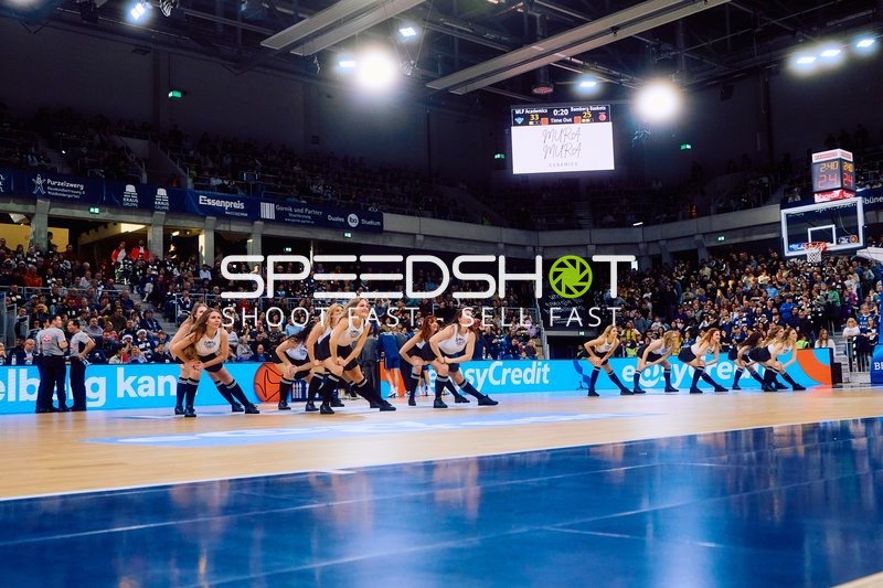 Cheerleader-Performance auf dem Spielfeld