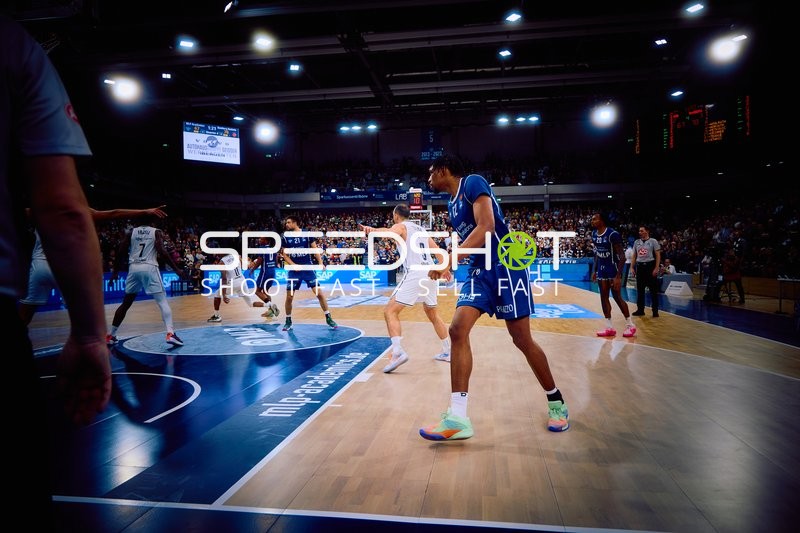 Spieler im Angriff während eines Basketballspiels