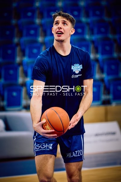 Ein Spieler der MLP Academics Heidelberg bereitet sich auf einen Wurf vor.