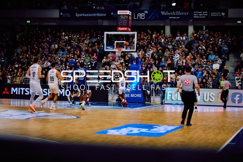 Spieler unter dem Korb im Zweikampf um den Ball