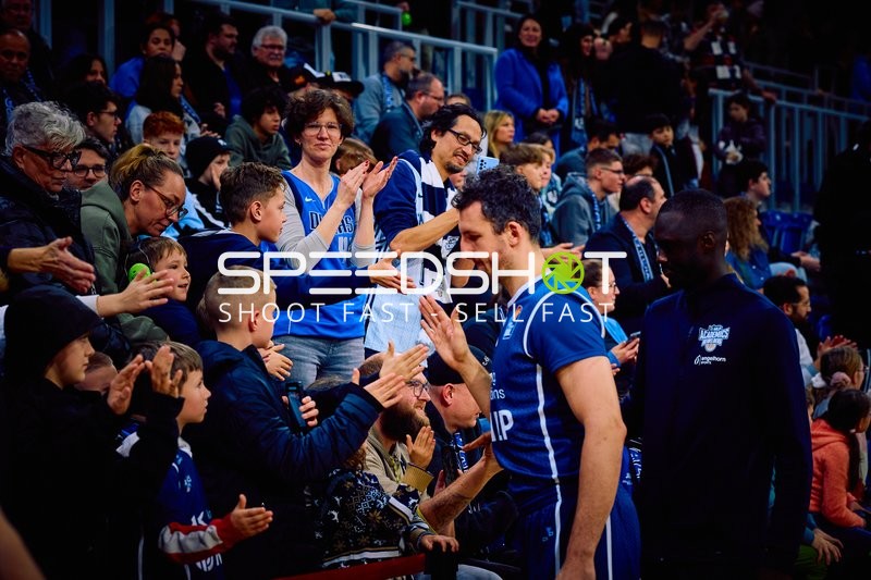 Spieler gibt Fans High-Fives