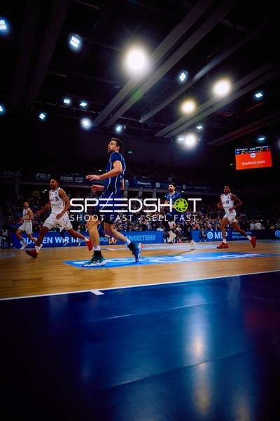 Spieler im Bewegung über das Spielfeld