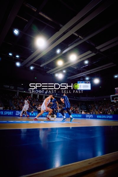 Zweikampf um den Basketball