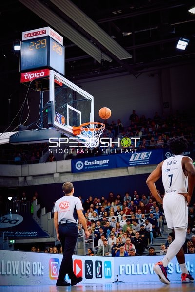 Ball fliegt in den Korb nach einem erfolgreichen Wurf.