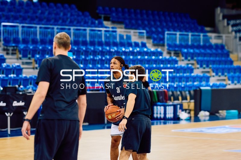 Spielertraining auf dem Basketballfeld
