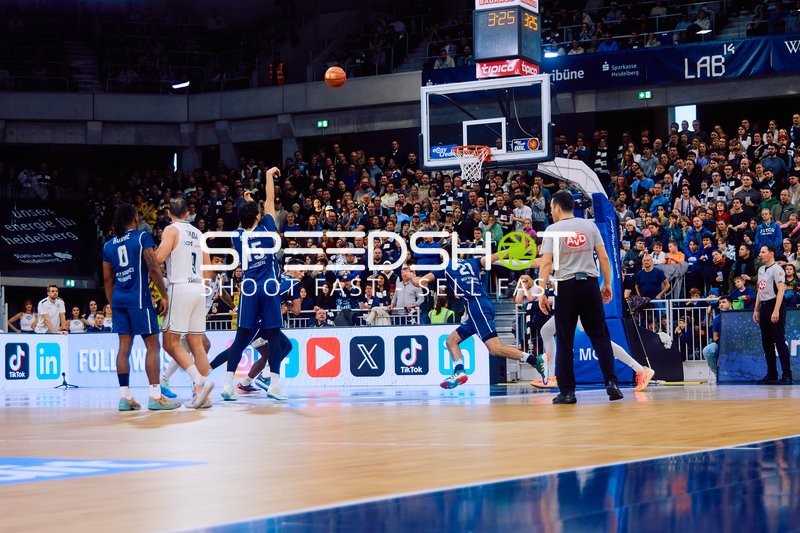 Ein Spieler von Brose Bamberg (Nr. 15) macht einen Sprungwurf.