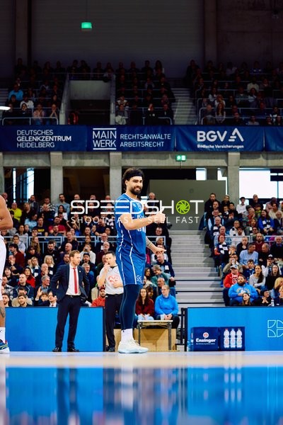 Ein Spieler von Brose Bamberg zeigt mit dem Daumen nach oben.
