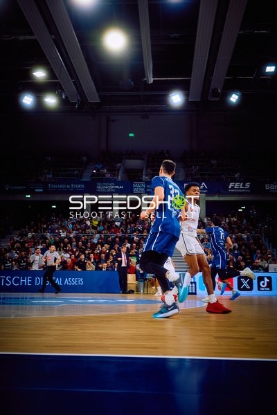 Ein Spieler von Brose Bamberg bewegt sich auf dem Spielfeld.