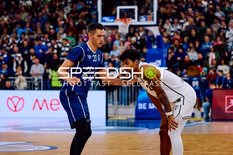 Spieler von MLP Academics Heidelberg verteidigt gegen einen Spieler von Brose Bamberg.