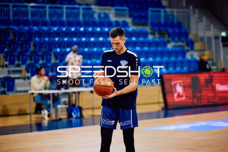 Ein Spieler der MLP Academics Heidelberg hält einen Basketball in der Halle.