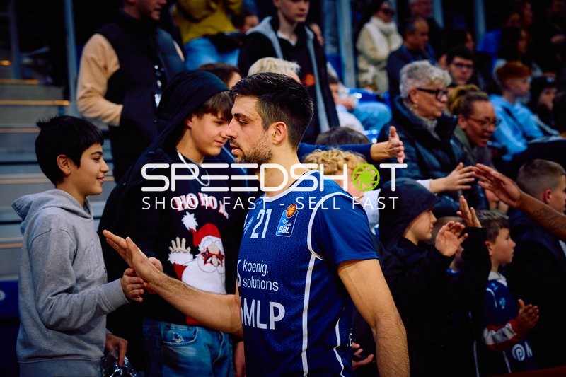 Spieler gibt Zuschauern High-Fives