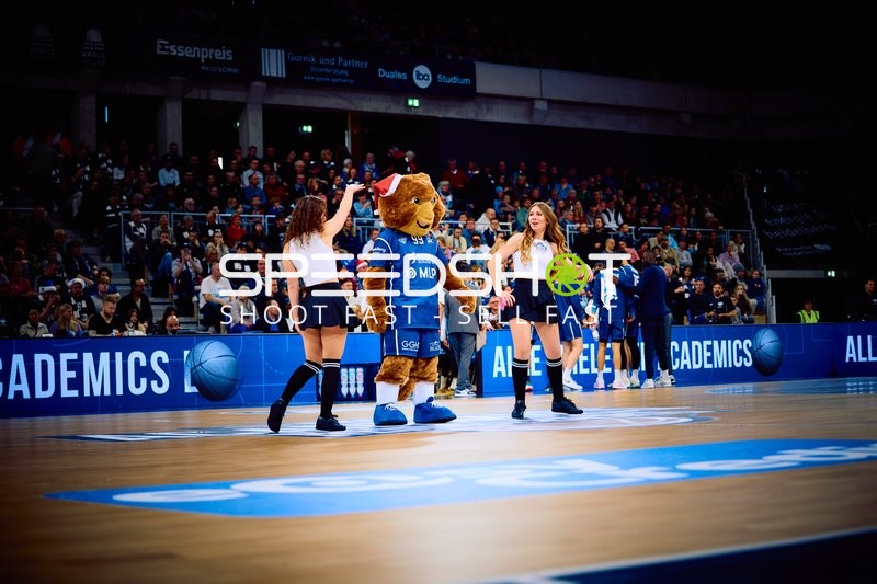 Das Maskottchen der MLP Academics Heidelberg interagiert mit Cheerleadern während einer Pause.