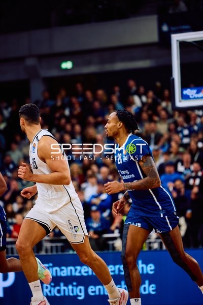 Spieler sprinten über das Spielfeld