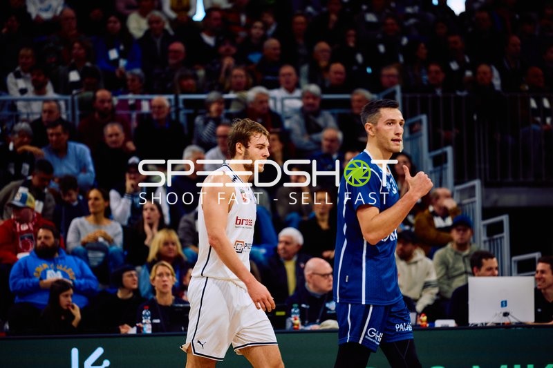 Spieler während einer Spielpause auf dem Spielfeld.