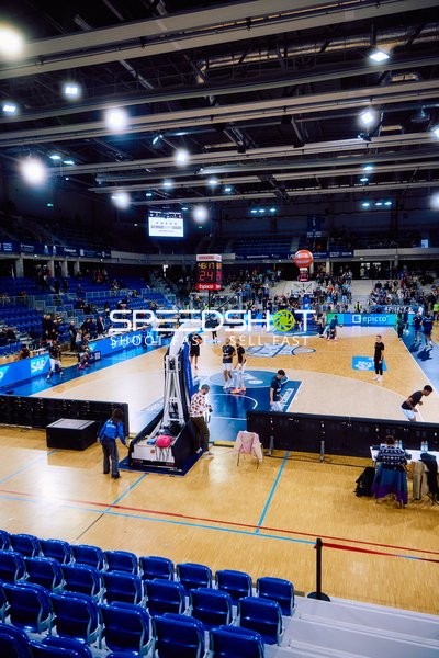 Aufwärmen der Spieler auf dem Spielfeld