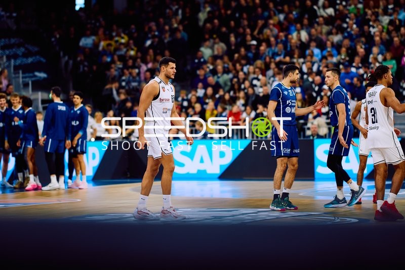 Spieler gratulieren sich nach dem Spiel.