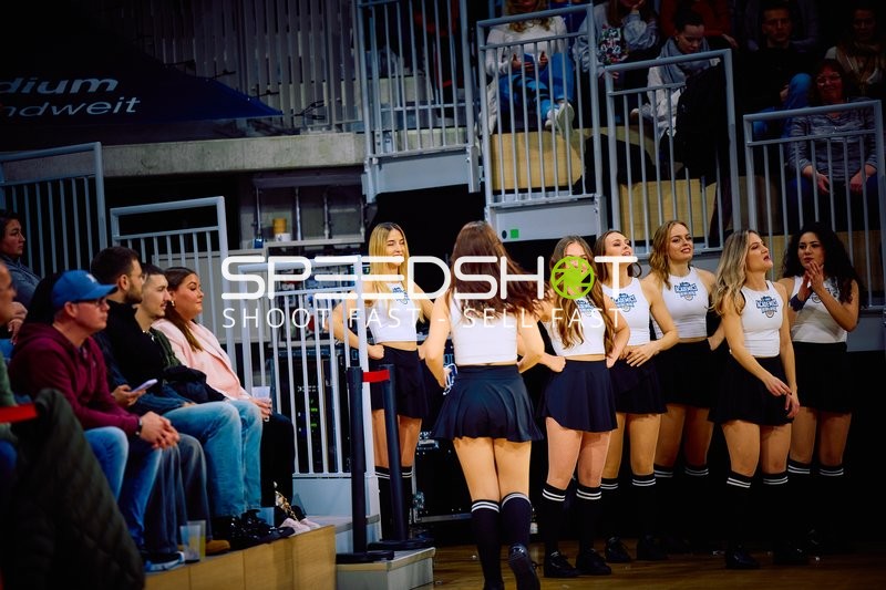 Cheerleading-Performance neben dem Spielfeld