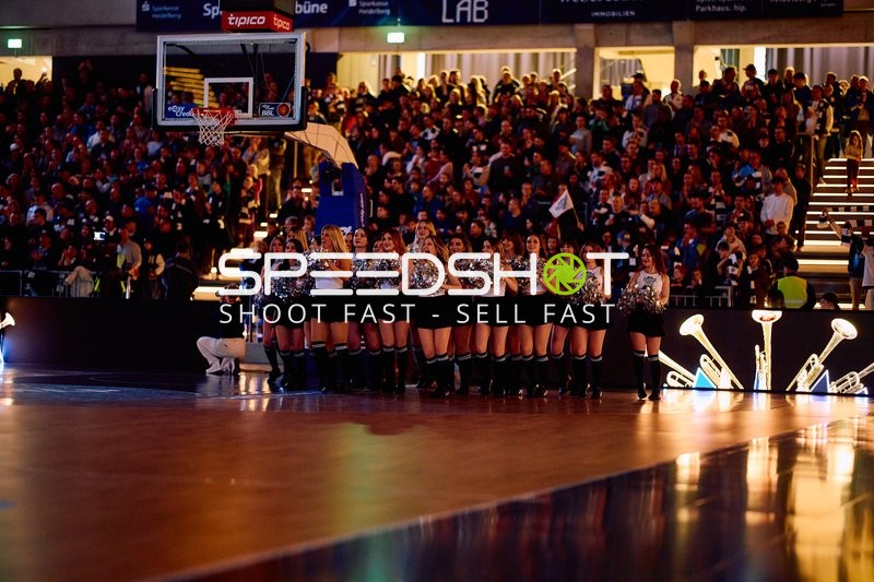 Cheerleader-Gruppe vor dem Spiel auf dem Feld