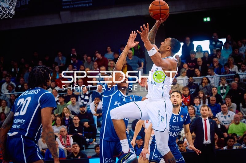 Ein Spieler von Brose Bamberg versucht, einen Korbwurf über die Verteidigung der MLP Academics Heidelberg zu erzielen.