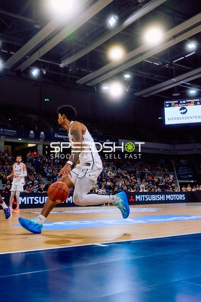 Dribbling eines Spielers in Richtung Korb