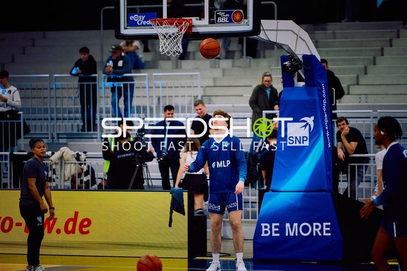 Ein Spieler von MLP Academics Heidelberg wirft einen Basketball auf den Korb während des Trainings.