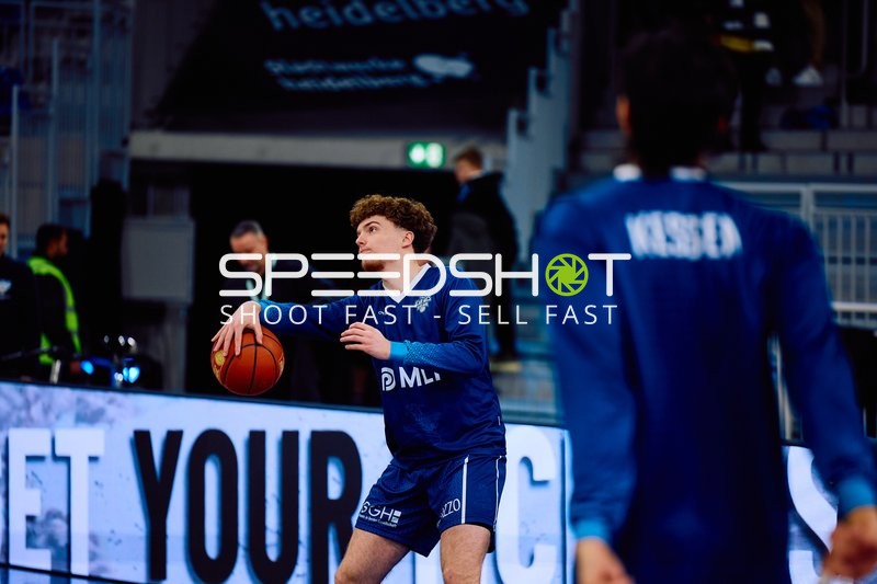 Ein Basketballspieler von MLP Academics Heidelberg beim Aufwärmen.
