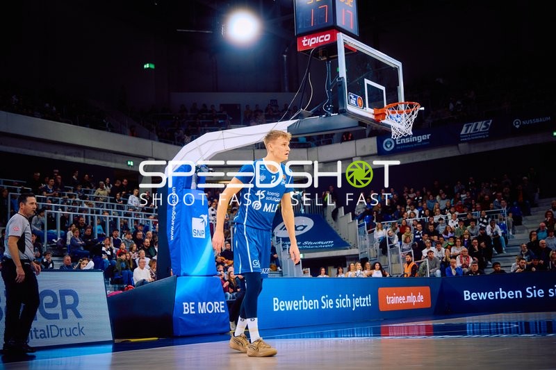 Spieler läuft auf das Spielfeld zu