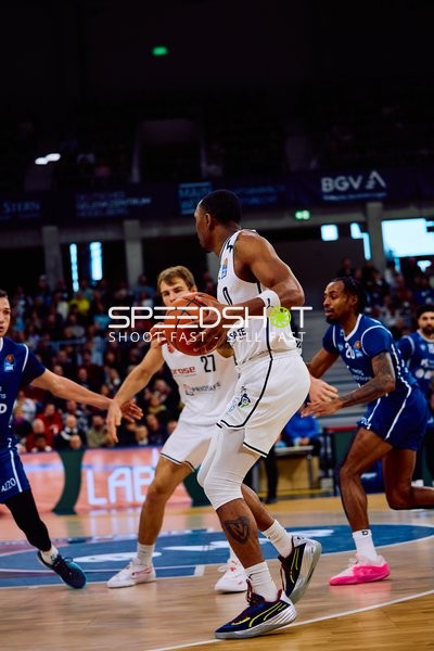 Ein Spieler der MLP Academics Heidelberg dribbelt den Ball.