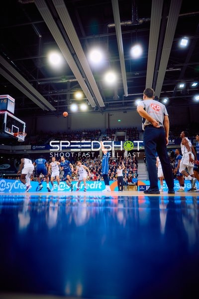 Spieler von MLP Academics Heidelberg macht einen Wurf zum Korb