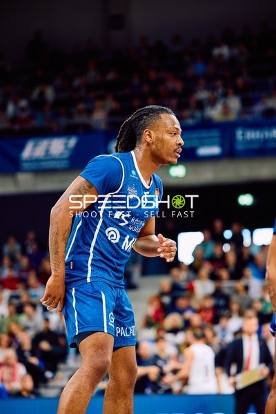 Ein Spieler der MLP Academics Heidelberg steht auf dem Spielfeld.