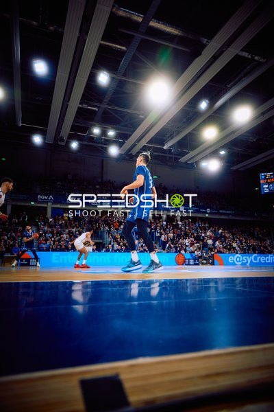 Ein Spieler dribbelt den Ball auf dem Spielfeld.