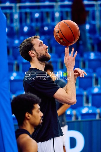 Ein Spieler jongliert mit einem Basketball.