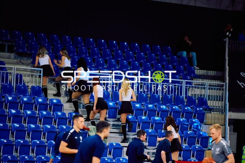 Zuschauer, die die Tribüne hochgehen.