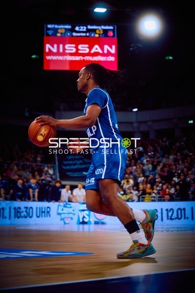 Spieler dribbelt den Ball