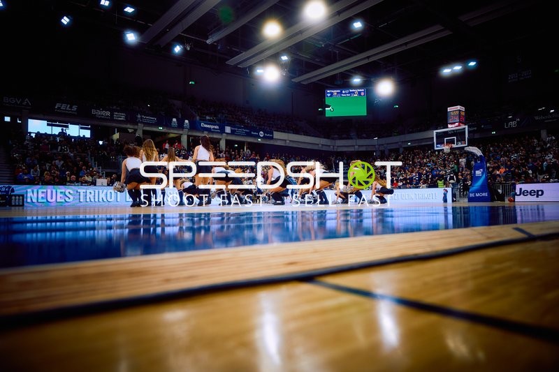 Cheerleader-Performance auf dem Basketballfeld