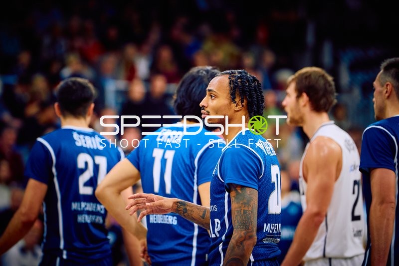 Spieler von MLP Academics Heidelberg stehen gemeinsam auf dem Spielfeld.