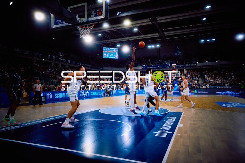 Ein Spieler von MLP Academics Heidelberg versucht einen Korbwurf.