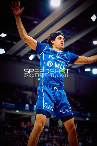 Ein Spieler der MLP Academics Heidelberg beim Sprung, möglicherweise beim Versuch eines Blocks oder Rebounds.