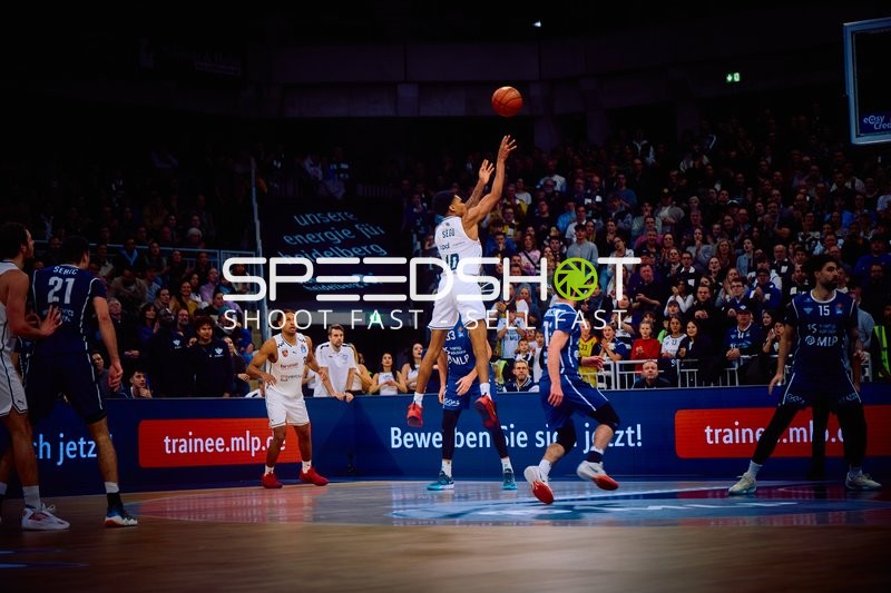 Spieler von MLP Academics Heidelberg macht einen Sprungwurf.