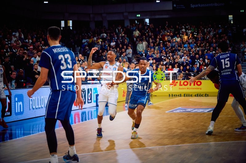 DJ Horne von den MLP Academics Heidelberg treibt den Ball schnell nach vorne, verfolgt von Kyle Lofton von Brose Bamberg.