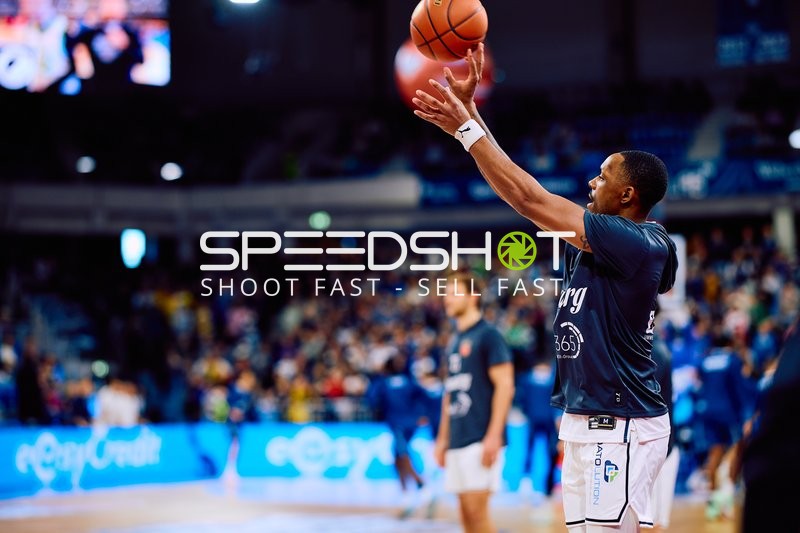 Ein Spieler von Brose Bamberg übt einen Wurf vor dem Spiel.