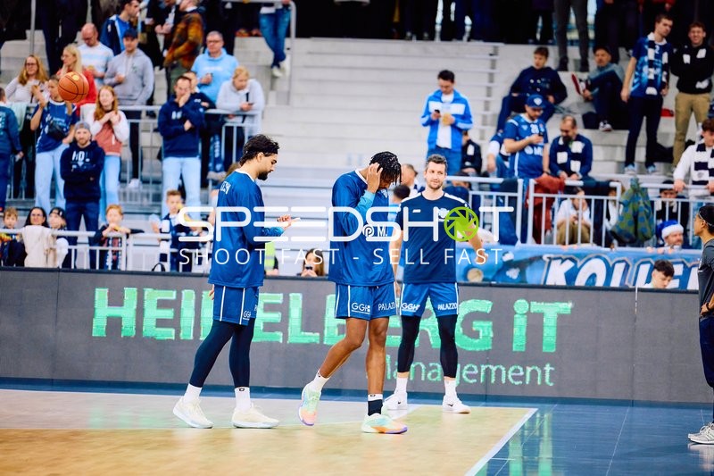 Spieler der MLP Academics Heidelberg betreten das Spielfeld.