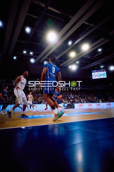 Ein Spieler von Brose Bamberg führt den Ball über das Spielfeld.