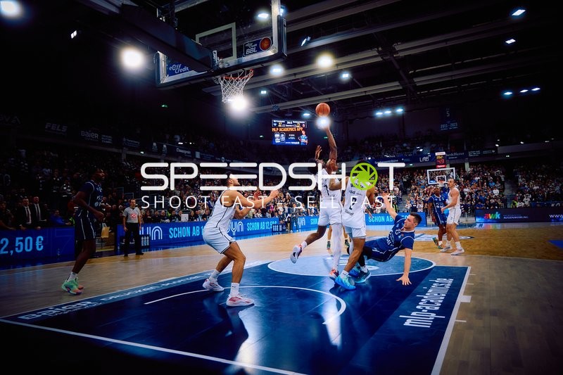 Ein Spieler der MLP Academics Heidelberg springt in die Luft, um einen Korbwurf zu erzielen.